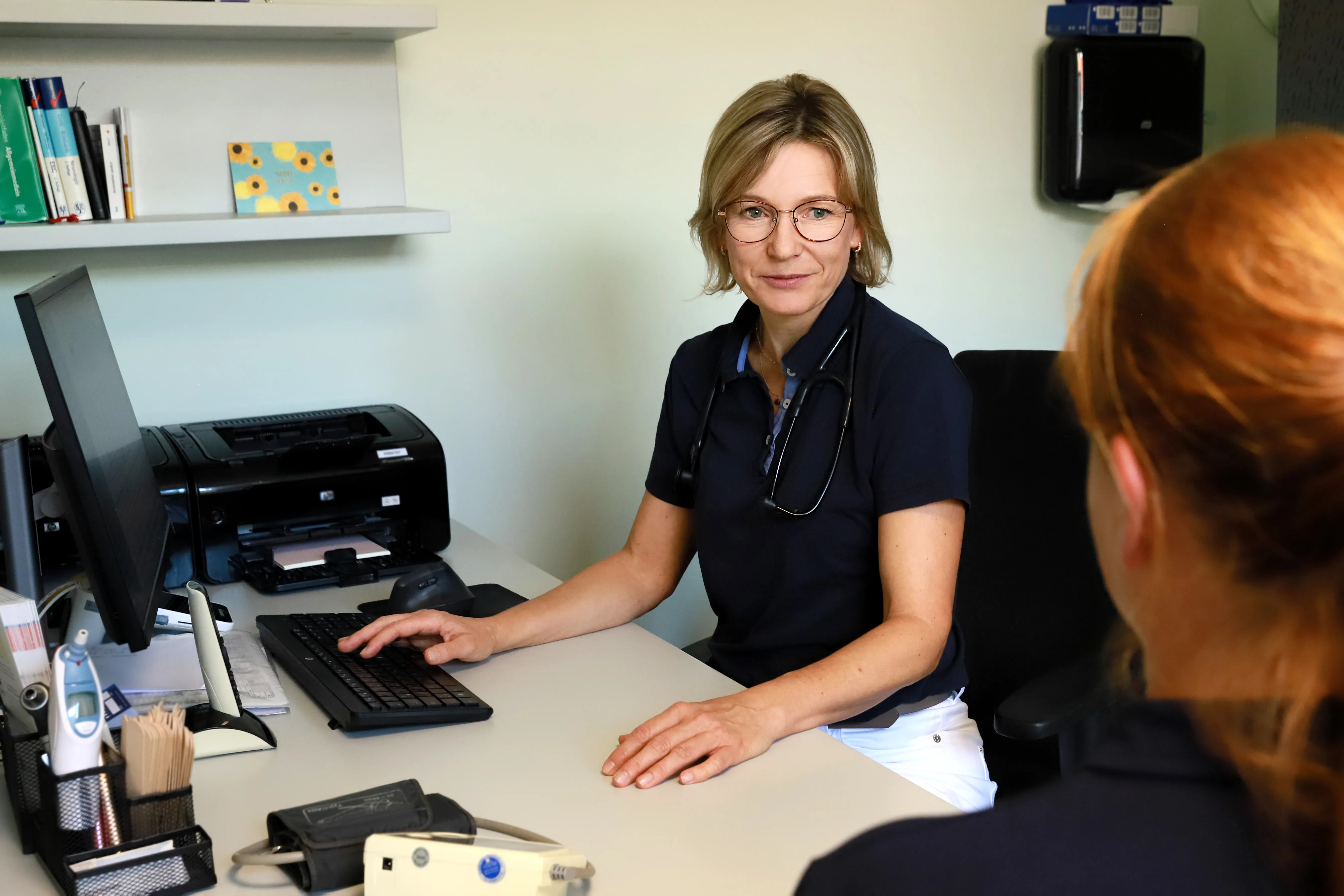 Dr. med. Susen Bernerth am Schreibtisch im Sprechzimmer